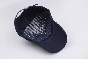 Detailansicht der dunkelblauen Baumwoll-Baseballkappe mit verstellbarer Metallschnalle innen