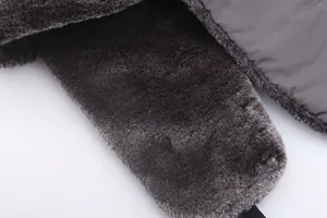 Détail de la doublure en fausse fourrure épaisse et du tissu coupe-vent du bonnet trappeur
