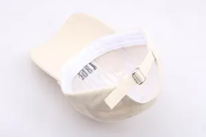 Beige Baumwollkappe mit weißem Schweißband und verstellbarem silbernem Metallschnallen-Detail
