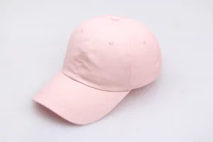 Detailaufnahme einer rosa Baumwoll-Baseballkappe mit sechsteiliger Struktur