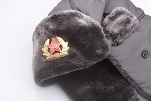 Détail de l'emblème soviétique sur le bonnet d'hiver imperméable gris avec fourrure