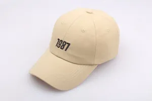 Detailansicht der schwarzen Stickerei 1987 auf einer beigen Baumwoll-Baseballkappe