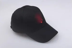 Casquette de baseball classique en coton noir avec logo brodé rouge et visière courbée sport