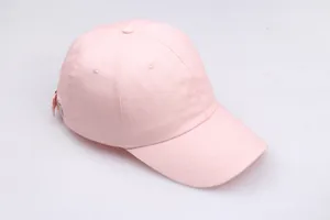 Detail der rosa Baumwoll-Baseballkappe mit seitlicher Metallschnalle und Nähten