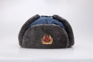 Détail du bonnet Ouchanka avec emblème soviétique, étoile rouge et épis de blé dorés