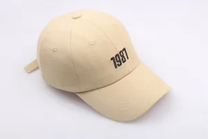 Detail der 1987 Bestickung auf beige Twill-Baumwolle Baseballkappe mit verstärkten Nähten