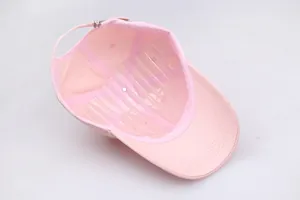 Detailansicht der Innenseite einer rosa Baumwoll-Baseballkappe mit verstellbarer Metallschnalle