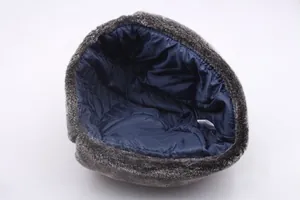Détail de la doublure matelassée et de la bordure en fausse fourrure grise du chapeau