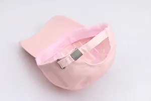 Rückansicht einer rosa Baumwoll-Basecap mit verstellbarem Metallverschluss-Riemen
