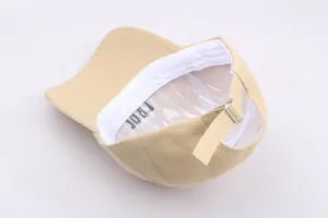 Detail der beige Baseballkappe mit Schweißband und verstellbarem silbernem Metallschnallen-Verschluss