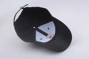 Vue intérieure de la casquette noire en coton avec doublure et boucle métallique réglable