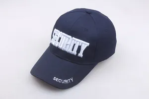 Λεπτομέρεια macro από λευκό κέντημα SECURITY σε μπλε σκούρο βαμβακερό καπέλο μπέιζμπολ