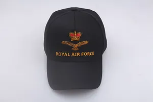 Berretto da baseball nero con ricamo dorato della Royal Air Force su sfondo bianco