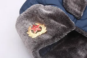 Détail du bonnet imperméable avec emblème soviétique et doublure en fausse fourrure