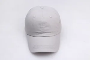 Detailansicht hellgraue Baseballkappe aus Baumwoll-Twill mit oberem Knopf und Ösen