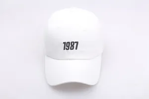 Detail der 1987 Stickerei auf einer weißen Baumwoll-Basecap mit Parallelnähten