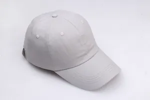 Detailansicht der hellgrauen Baumwoll-Baseballkappe mit Metallschnalle und Ziernähten