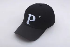 Gros plan sur la lettre P brodée en blanc sur une casquette de baseball en coton noir