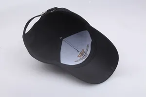 Berretto da baseball nero classico con ricamo a corona e fibbia in metallo regolabile