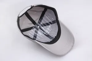 Detailansicht der Innenseite einer Baumwoll-Baseballkappe mit verstellbarer Metallschnalle