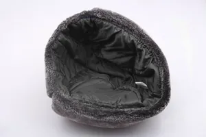 Détail du bonnet d'hiver gris foncé avec doublure matelassée et bordure en fausse fourrure