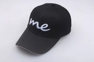 Schwarze Baumwoll-Baseballkappe mit weißem 'Me' Stickerei und gebogenem Schirm