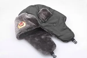 Détail de la toque Ushanka vert armée avec insigne étoile soviétique et doublure en fourrure