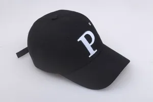 Détail de la broderie P blanche sur casquette de baseball en coton noir avec œillets