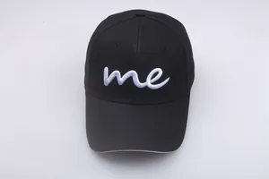 Detailaufnahme einer schwarzen Baumwollkappe mit weißem me-Sticklogo auf der Vorderseite