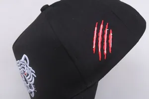 Schwarze High-Top Baseballkappe mit Tiger-Stickerei und roten Krallenspuren seitlich