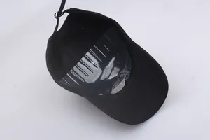 Vue intérieure de la casquette noire avec boucle réglable et doublure de protection