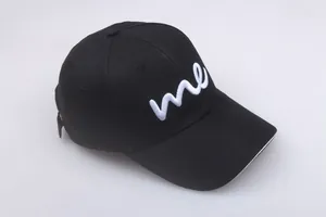 Klassische schwarze Baumwoll-Baseballkappe mit weißem 3D-Sticklogo im kursiven Me-Design