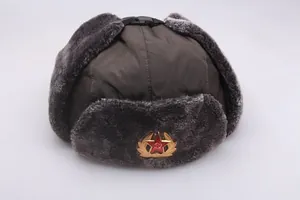 Vue de face de l'Ouchanka marron avec fourrure synthétique grise et emblème soviétique