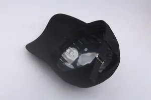 Détail de l'intérieur de la casquette noire avec sangle réglable et boucle en métal
