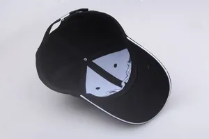 Schwarze 6-Panel Baseballkappe mit weißem Futter und silberner Metallschnalle hinten
