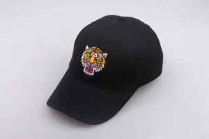 Hip-Hop Baseballkappe aus schwarzer Baumwolle mit bunter Tigerkopf-Stickerei und Schirm