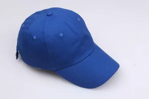 Detailansicht der blauen Baumwoll-Baseballkappe mit klassischer Sechs-Panel-Konstruktion
