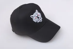 Detailaufnahme der Tigerkopf-Stickerei auf einer schwarzen Baumwoll-Baseballkappe