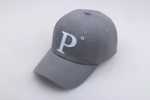 Détail de la broderie blanche de la lettre P sur une casquette de baseball grise