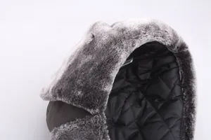 Détail du bonnet d'hiver avec coque imperméable et doublure épaisse en similicuir