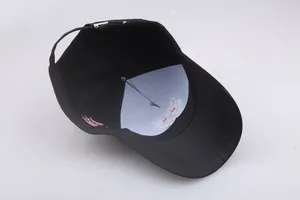 Schwarze Baseballkappe mit Tiger-Stickerei, hohem Scheitel und verstellbarer Metallschnalle