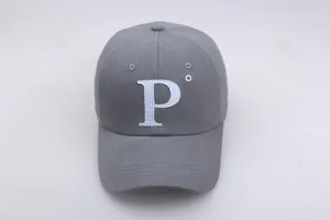 Gros plan sur la lettre P brodée en blanc sur une casquette de baseball grise en coton
