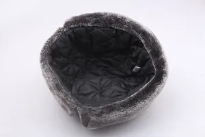 Détail de la doublure matelassée et fausse fourrure de chapka russe avec étiquette taille 58
