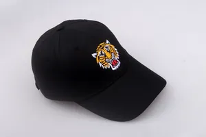 Schwarze Baseballkappe aus Baumwolle mit detaillierter Tigerkopf-Stickerei vorne
