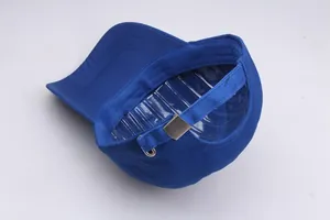 Detailansicht der dunkelblauen Baumwoll-Basecap mit verstellbarem Metallverschluss hinten