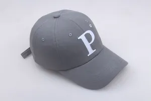 Vue détaillée d'une casquette de baseball grise en coton avec broderie lettre P