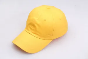 Detailaufnahme der gelben Baseballkappe mit Kopfknopf und Belüftungsösen aus Baumwolle