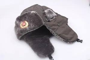 Détail de la toque ushanka coupe-vent avec insigne soviétique et doublure en fausse fourrure