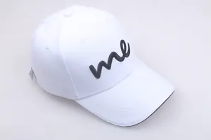 Detailansicht der 3D-Stickerei me Logo auf weißer Baseballkappe aus Baumwoll-Twill