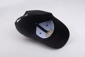 Detailansicht der schwarzen Baseballkappe mit Innennaht und Tiger-Stickerei-Detail